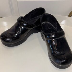 GUC Dansko Black Oil Slick Platform Clogs